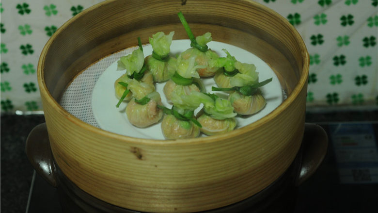 百财多福卷,放入蒸锅,大火蒸十分钟
