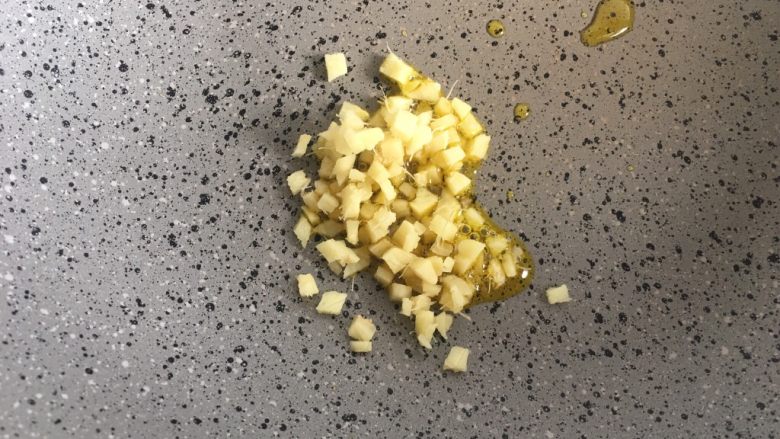 牛肉青菜盖浇饭,放入生姜