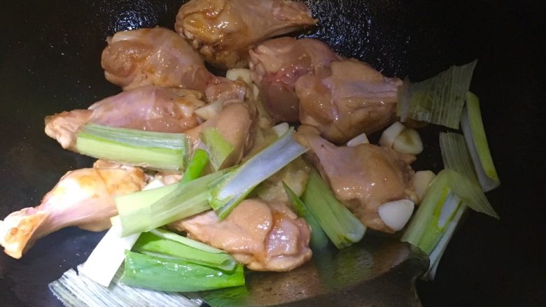 红烧鸡翅根,加葱姜蒜爆炒出香味