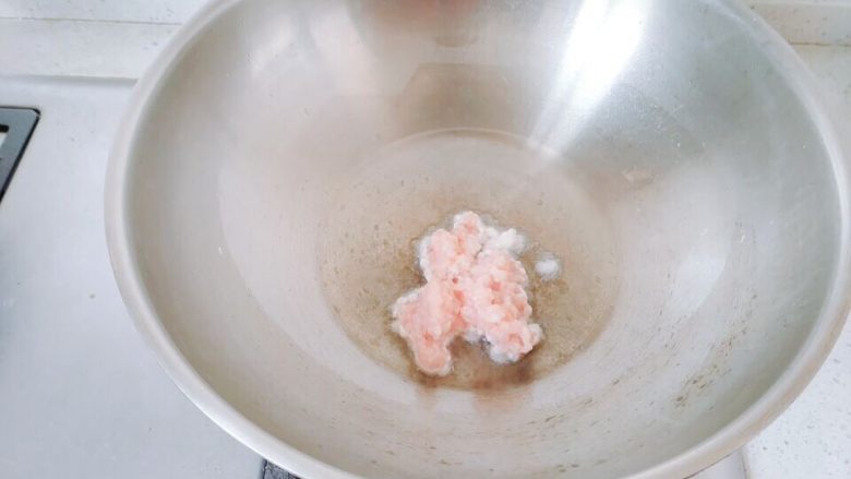 生菜豆腐肉沫羹,锅里油热七分的时候倒肉丁,迅速翻炒。