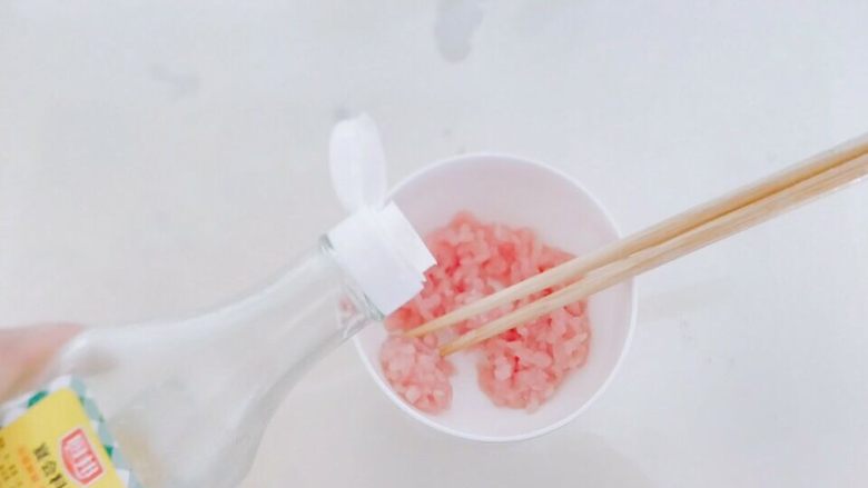 生菜豆腐肉沫羹,肉丁放碗里加<a style='color:red;display:inline-block;' href='/shicai/ 718'>料酒</a>,拌匀。