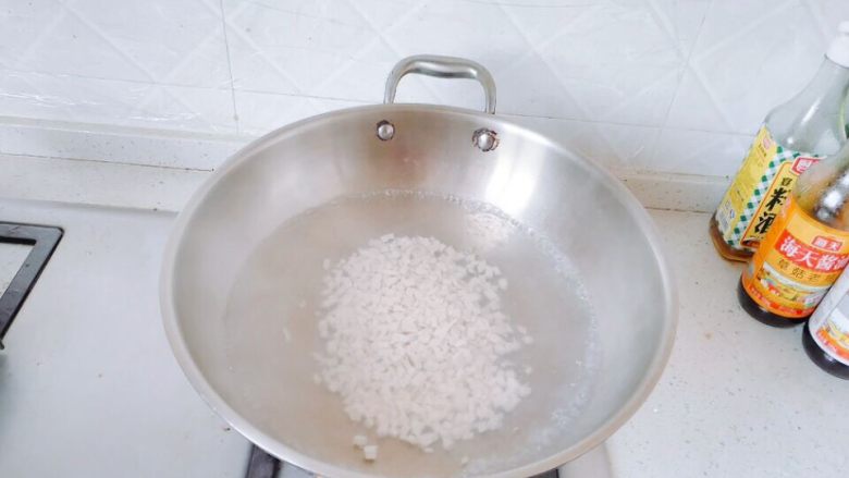 生菜豆腐肉沫羹,下豆腐丁焯水,搅动下,用锅铲的时候,轻一点慢一点。