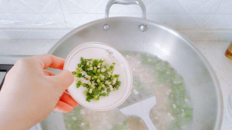 生菜豆腐肉沫羹,汤汁粘稠后,加入葱花,盛起来。