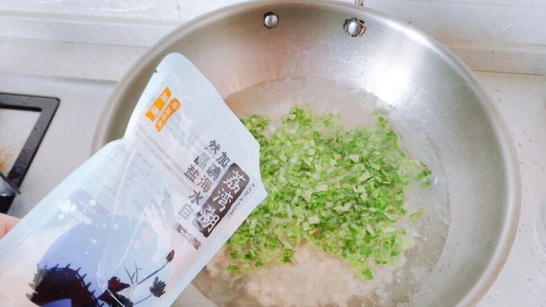 生菜豆腐肉沫羹,加盐,搅拌。