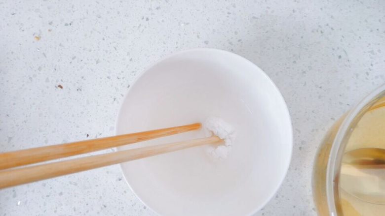 生菜豆腐肉沫羹,调水淀粉,水加生粉搅拌。我喜欢用生粉,感觉口感好些。