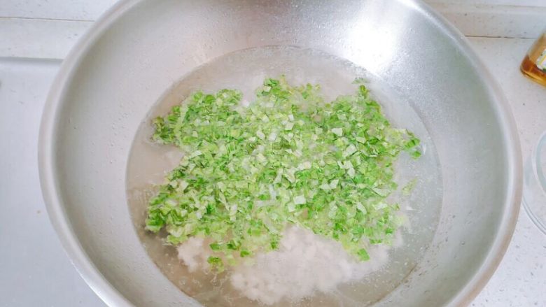 生菜豆腐肉沫羹,加<a style='color:red;display:inline-block;' href='/shicai/ 59093'>鸡蛋清</a>,生菜叶子。