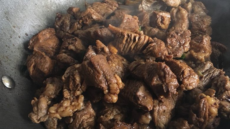 牛肉青菜盖浇饭,加入调味料翻炒
