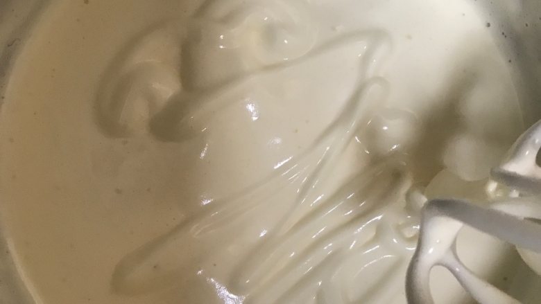 卡通喜洋洋麦芬杯奶油蛋糕,用电动打蛋器继续打发2分钟左右,至蛋液滴落时的纹理能够保持10秒以上的状态。