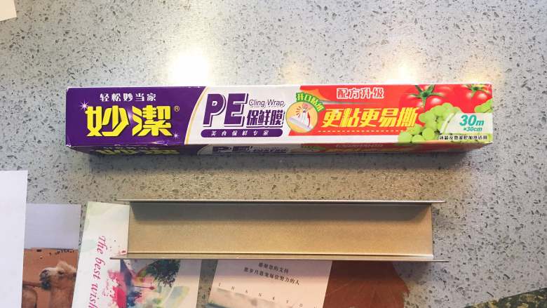 蔓越莓曲奇餅,接下來準備保鮮膜和模具。
也可以徒手整形,沒難度!最終出來的成品也不會太差。
