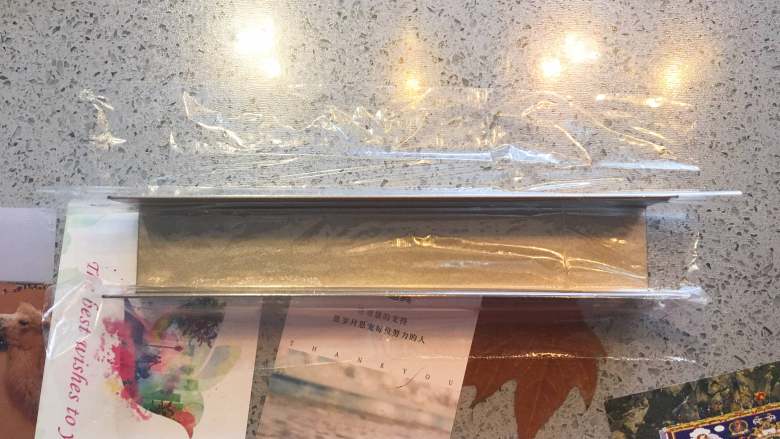 蔓越莓曲奇餅,撕一截保鮮膜,沿著模具鋪好,像穿了件衣服一樣。