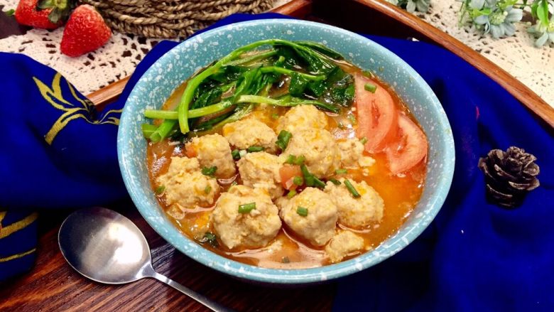 红绿相间番茄丸子豆尖汤,赶快盛上一碗趁热吃吧!清香酸甜,肉丸嫩滑Q弹,爱吃得不得了呢