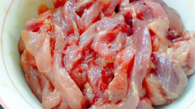 青椒肉丝,用手抓匀腌至十分钟。