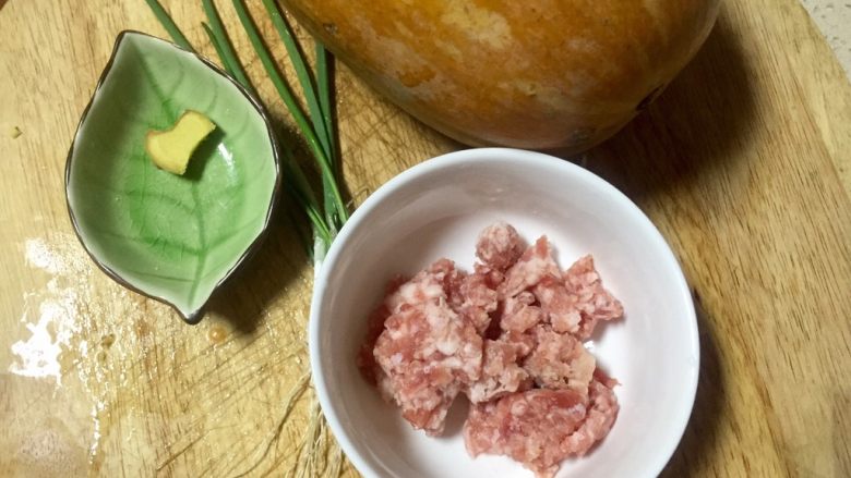 #年味儿#金砖蜜冠肉沫焗南瓜,准备所需食材,买的一个金枕黄南瓜,切600克