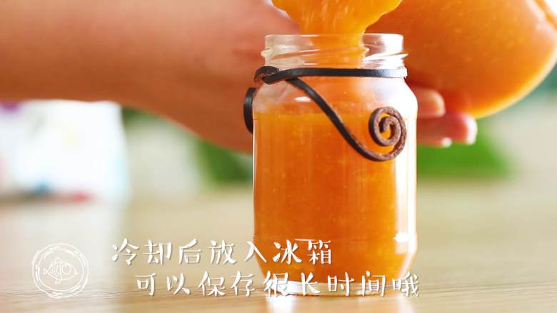 橘子果酱12m+(宝宝辅食),倒入玻璃罐中储存,容器要高温煮过,消毒晾干水分哈~
Tips:冷却后放入冰箱,可以保存很长时间哦~