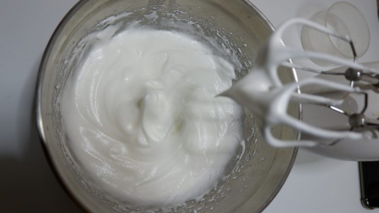 榴莲戚风蛋糕,最后出现纹理加入剩余砂糖,打发至湿性发泡。 最后记得转中速旋转蛋盆打发一下蛋白,起到稳定细腻蛋白的作用。要想成品的蛋糕胚细腻这一步非常关键哦