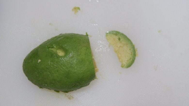 低卡健康减肥—燕麦米牛油果沙拉,剩余的牛油,切成片。