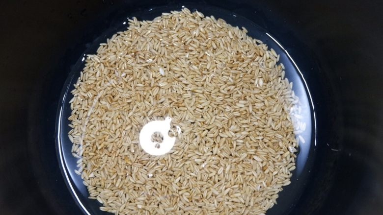 低卡健康减肥—燕麦米牛油果沙拉,放入电饭煲,加入100g的水,按照常规米饭方式煮熟。