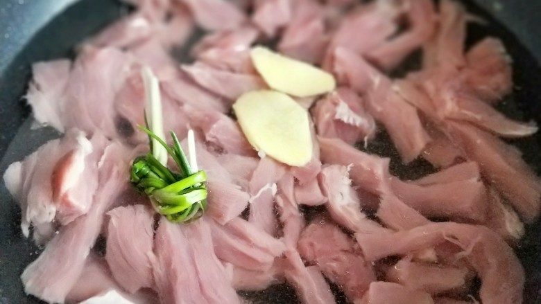 做年货-健康零食-面包机版零添加肉松,切好的里脊肉放入锅中,加入清水,没过里脊肉为佳,加入切好的姜片,葱。