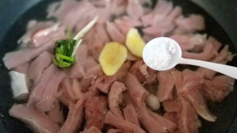 做年货-健康零食-面包机版零添加肉松,加入盐,大火烧开,转小火直至里脊肉熟。