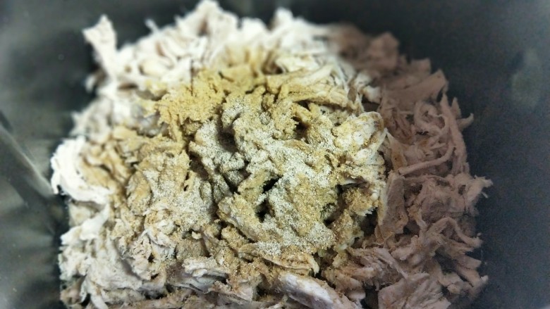 做年货-健康零食-面包机版零添加肉松,将肉丝加入面包桶内,加入糖,生抽,拌均匀。