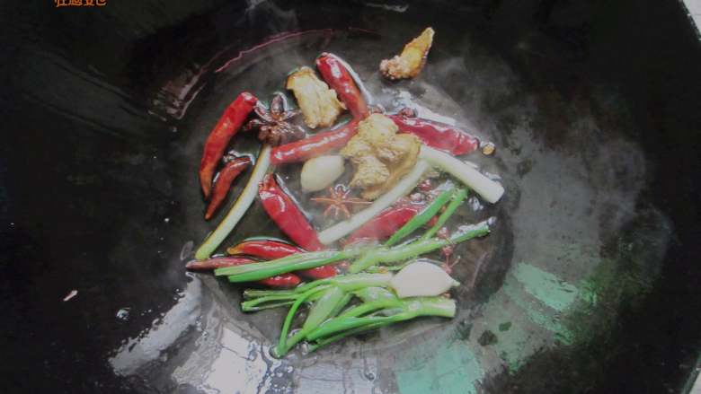 土豆烧排骨,锅里热油,油热之后下香料爆香。