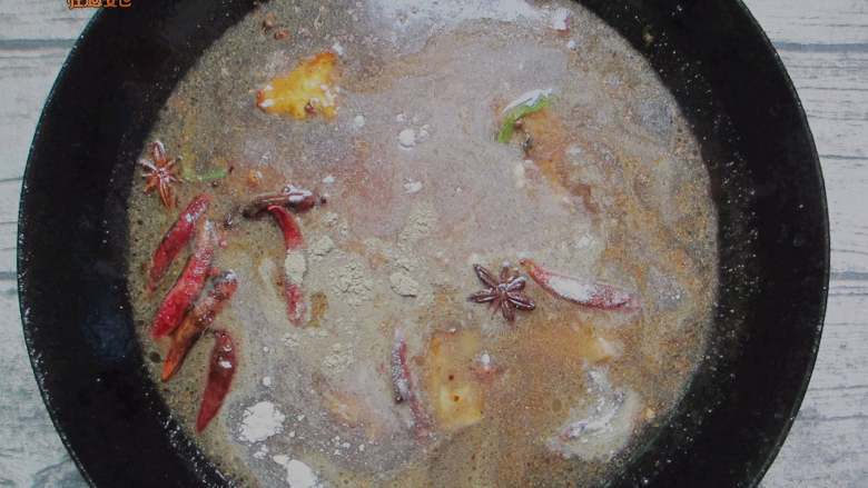 土豆烧排骨,炒至肉色变色,倒入开水,加入盐、料酒、五香粉调味;淹没过排骨
