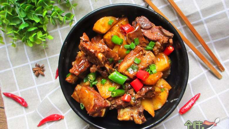 土豆烧排骨,把烧好的排骨土豆盛盘了,家里有小葱的话再撒点葱花。是不是看着口水就来啦
