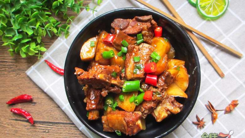 土豆烧排骨,土豆和排骨一起炖至软烂后,吃饱肉汤的精华,竟然也能吃出肉香来。