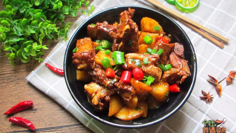 土豆烧排骨,每次吃完汤汁还可以泡着吃大碗饭饭,绝对的米饭杀手