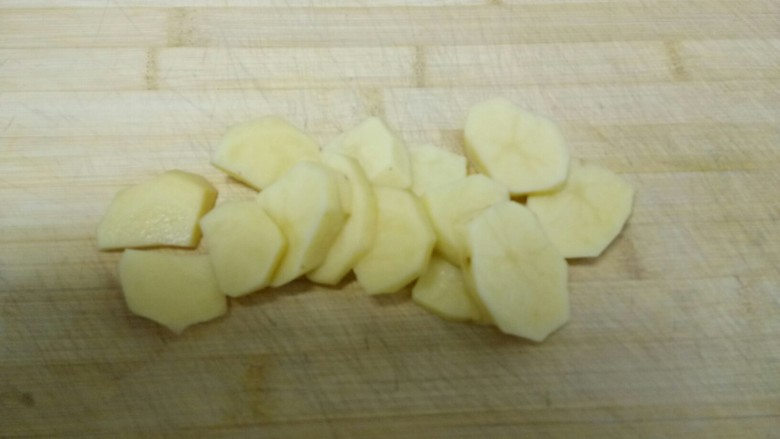 做饼+土豆牛奶五香饼,<a style='color:red;display:inline-block;' href='/shicai/ 23'>土豆</a>去皮切片。