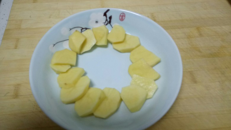 做饼+土豆牛奶五香饼,摆入盘中。