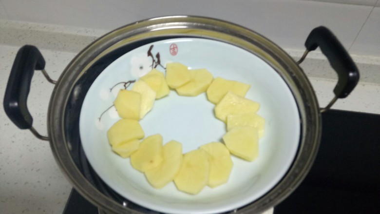 做饼+土豆牛奶五香饼,放入蒸锅中。