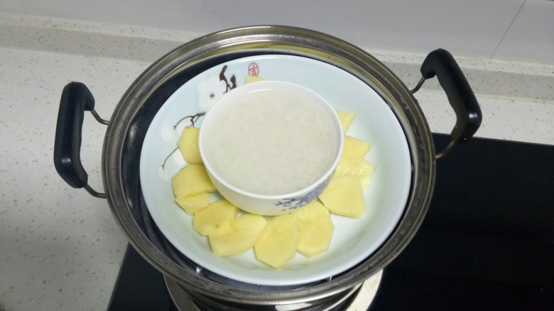 做饼+土豆牛奶五香饼,中间放入米，这样可以节约能源，水开后蒸25分钟。