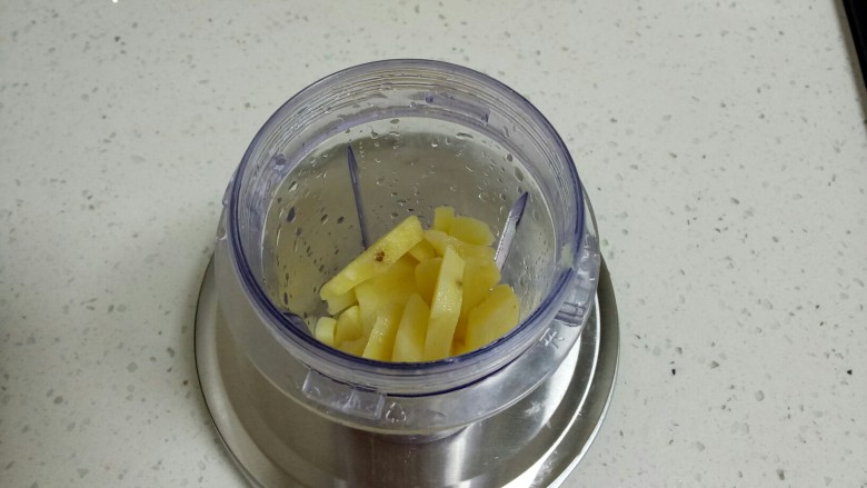 做饼+土豆牛奶五香饼,土豆放凉后把土豆放入料理机中。