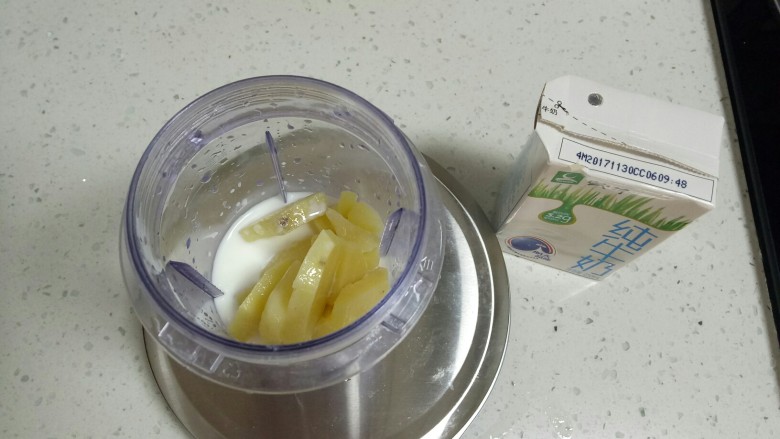 做饼+土豆牛奶五香饼,加入<a style='color:red;display:inline-block;' href='/shicai/ 219'>牛奶</a>，打成土豆<a style='color:red;display:inline-block;' href='/shicai/ 219'>牛奶</a>糊。