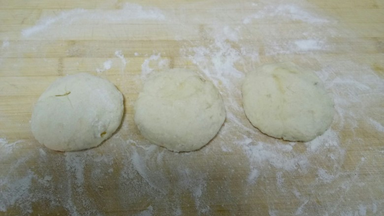做饼+土豆牛奶五香饼,案板中撒上干面粉，把面团擀薄，均匀抹上食用油，撒上盐和<a style='color:red;display:inline-block;' href='/shicai/ 829'>十三香</a>，撒上<a style='color:red;display:inline-block;' href='/shicai/ 29'>洋葱</a>碎，从底部卷起来，一份三份，用手捏住两头，压在底部，用手压成薄片。