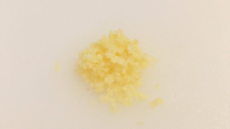 炒蛋合辑,姜去皮,切成姜末