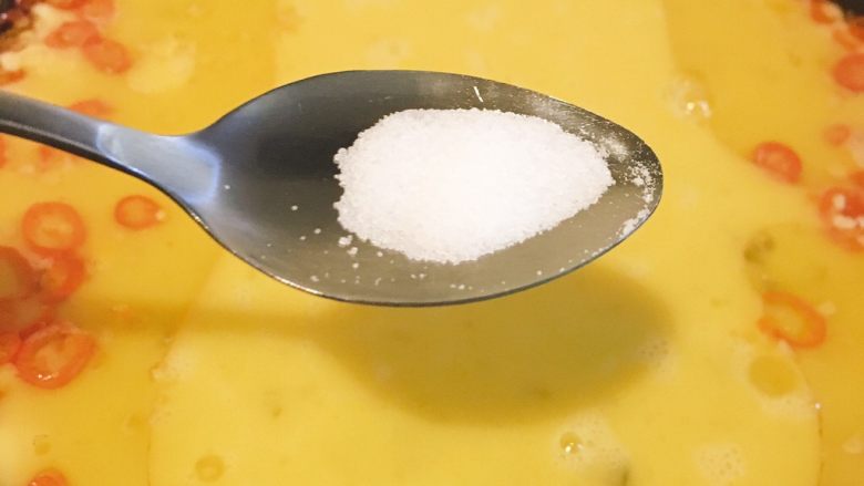 炒蛋合辑,倒入蛋液,加入少许盐