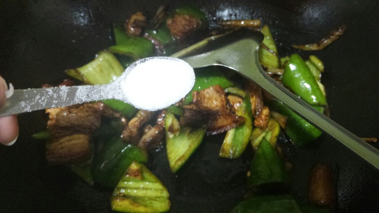 农家小炒肉,翻炒一会,加一勺盐