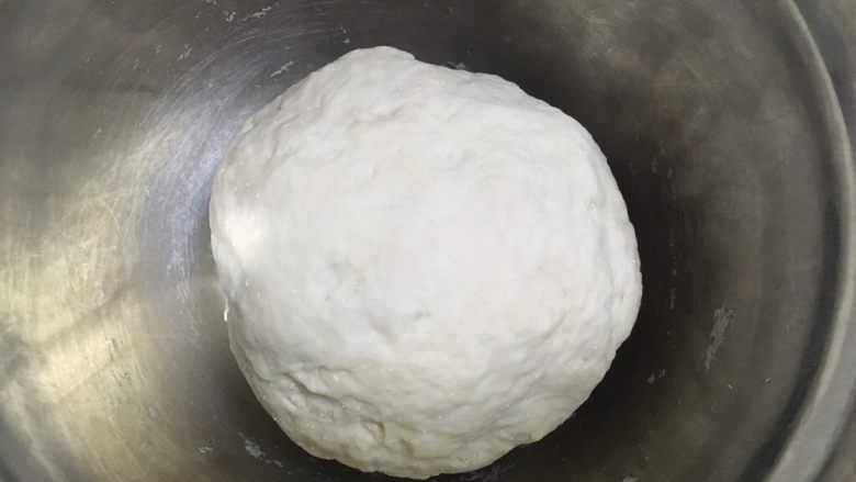 风靡ins的起司吐司,提前一天做中种面团,面团需要在冰箱冷藏发酵17个小时,大家可以根据自己的时间来做,我是头一天下午做的,将中种材料混合和成面团