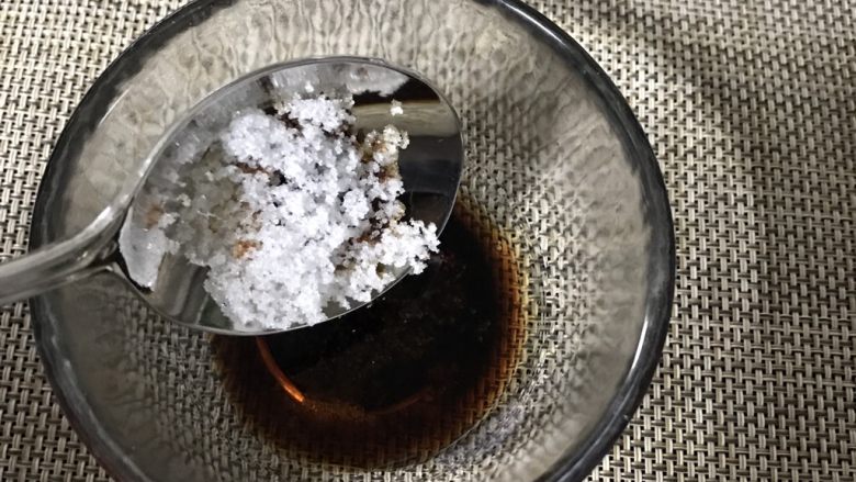 大蒜牛肉丝,适量白糖,搅拌均匀