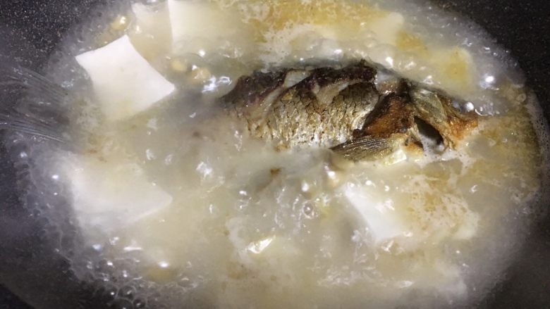 鲫鱼豆腐汤,再下提前煮好了的黄豆,熬制乳白色的汤,放入盐调味即可