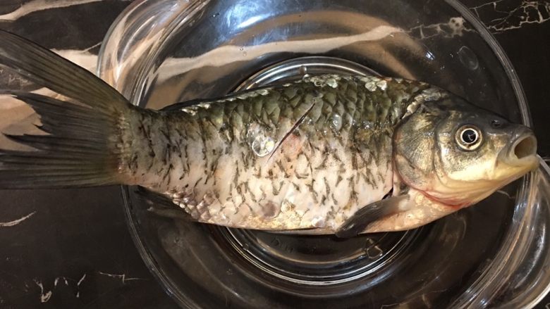 鲫鱼豆腐汤,鱼,刮鳞去内脏,刮黑色内膜,去鱼腮,杀好洗净背上划刀