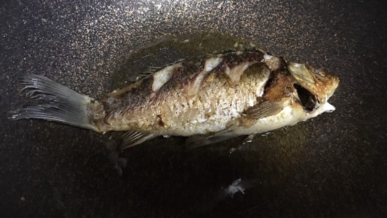 鲫鱼豆腐汤,煎好一边,翻至另外一边
怎么判断煎没煎好,用锅铲或是直接拿锅晃鱼,能移动了,也就代表煎好了