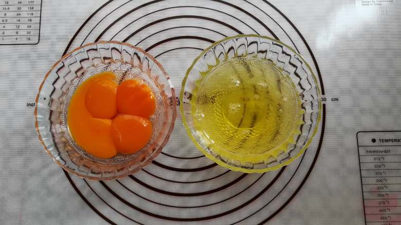 酸奶棉花糖戚风(焦糖味),准备2个干净的碗,分离蛋白和蛋黄(装蛋白的碗一定要无水无油)蛋白放冰箱冷藏备用