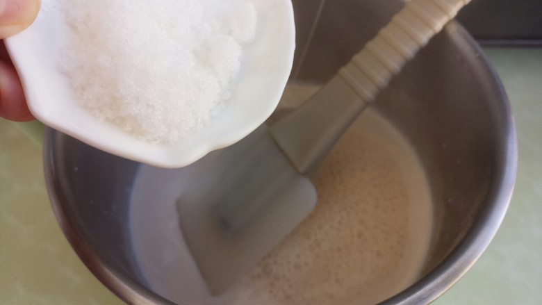 自制抹茶奶茶,当牛奶煮到冒泡时,加入糖
