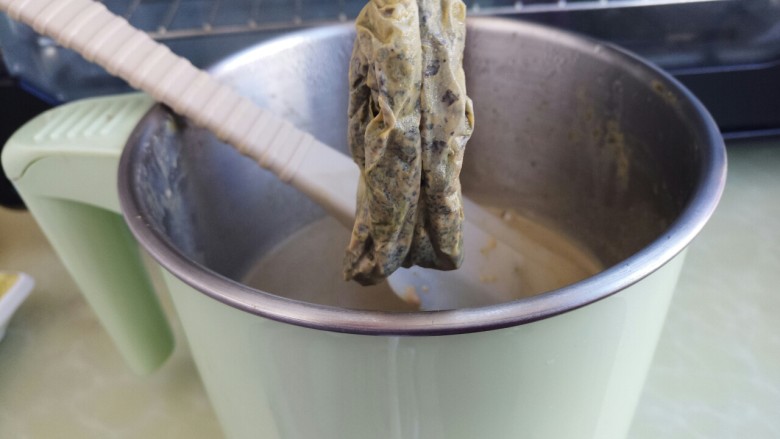 自制抹茶奶茶,搅拌均匀,取出茶包