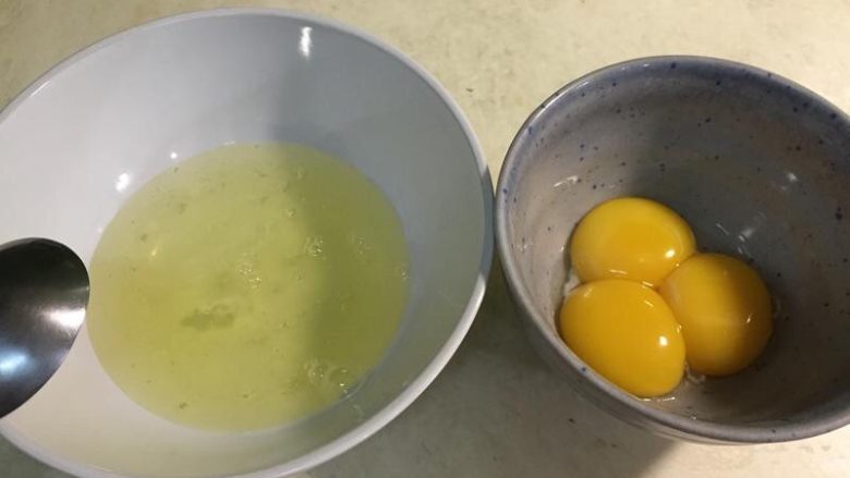 原味戚风蛋糕(6寸烫面法),3個雞蛋將蛋黃和蛋白分開,蛋白可先加蓋放冰箱,等需要打發時再取出(冰的時候比較好打發)。(蛋白絕不能混入蛋黃,否則到時會無法打發,如果沒有把握,可以分三個碗弄出蛋黃,免得到時候有其中一個蛋黃破掉滴入蛋白中,使整碗都不能使用;蛋白也不能沾到水和油,否則一樣影響打發)