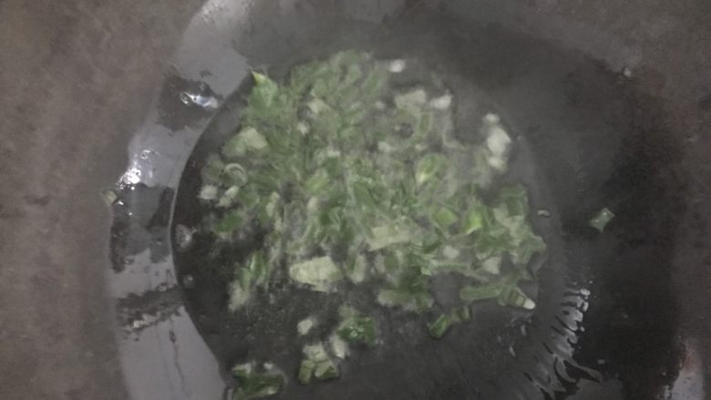 饭团,锅内加入少量油，烧热之后葱花爆锅。