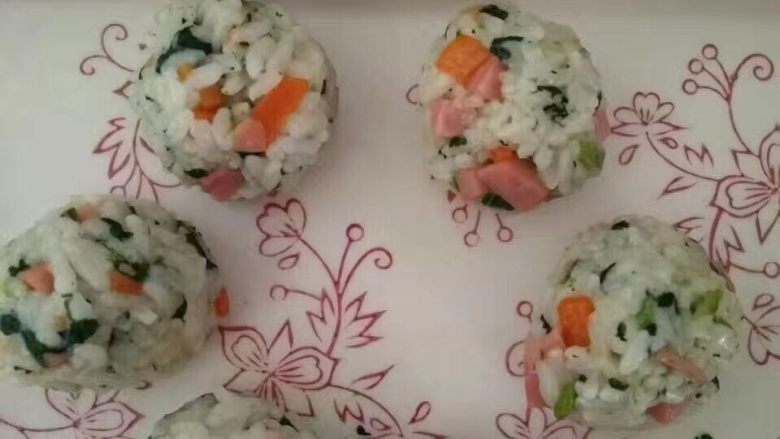 饭团,带上一次性手套，团成饭团。